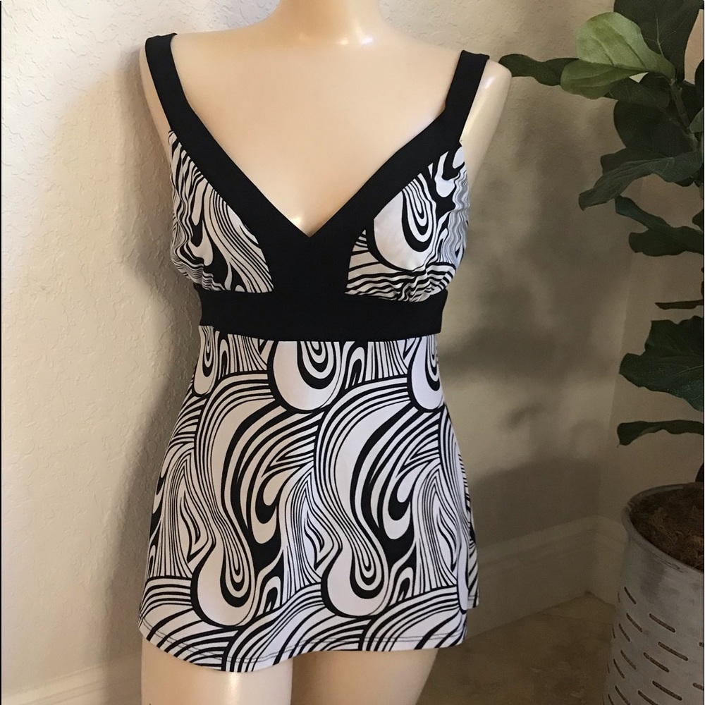 Gorgeous fitted tank Inc. International Concepts